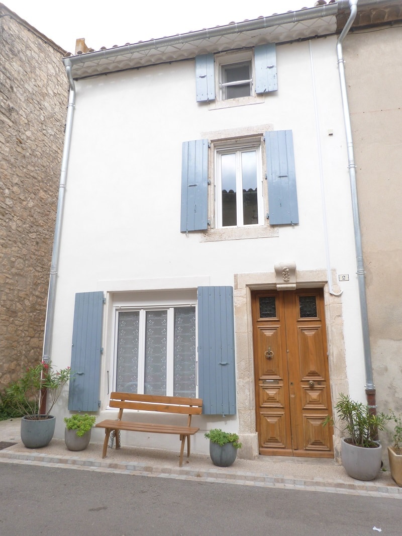 Vue la facade de la maison gite a louer à peyriac de mer